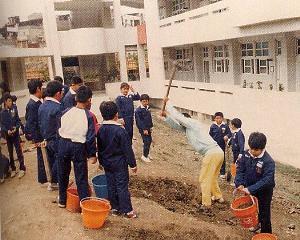 70年代師生一起整建中庭花園，另開新視窗